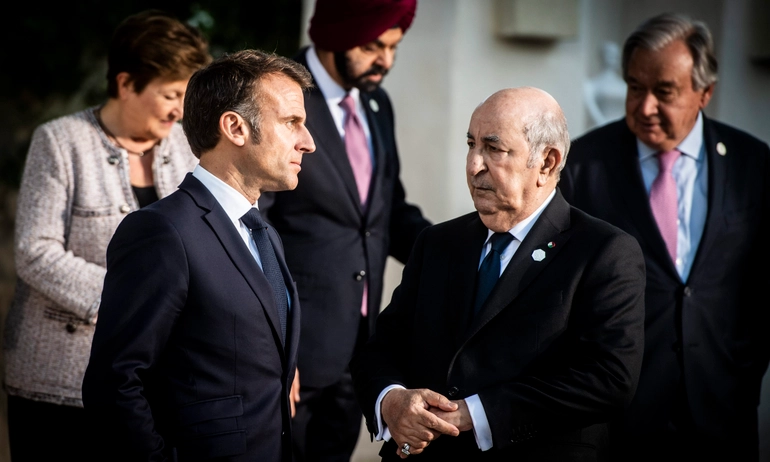 "Macron veut réussir là où ses prédécesseurs ont échoué" : qu'attendre de la visite du président algérien en France ?