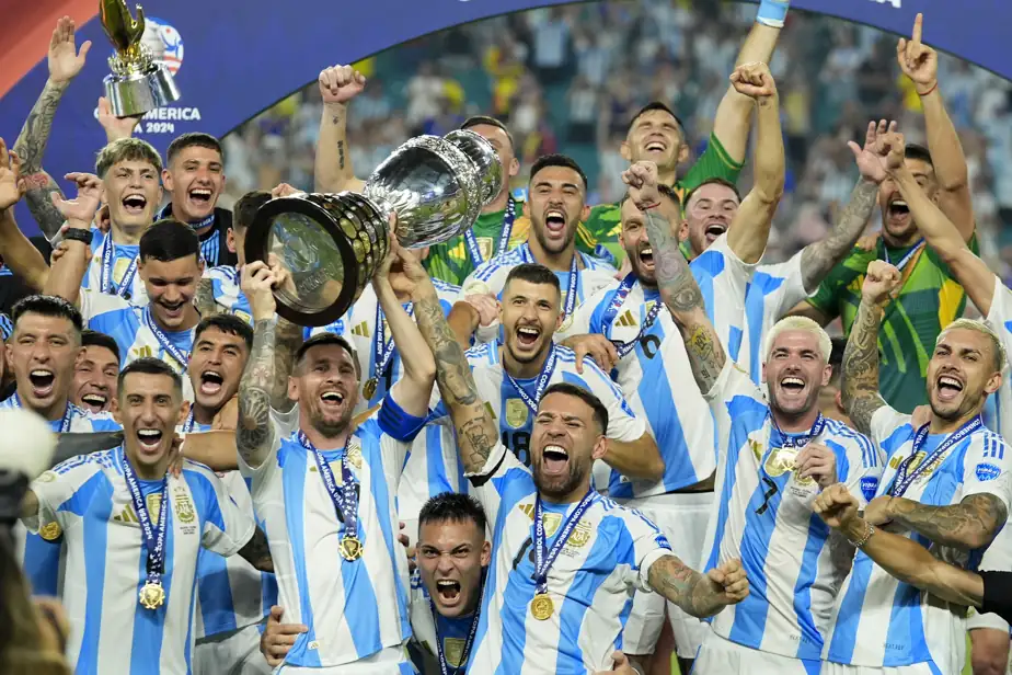 Foot : l'Argentine toujours au sommet du classement FIFA, la France reste deuxième