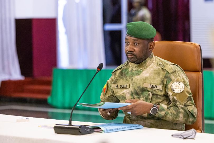 Le Colonel Assimi Goïta décoré à l’extérieur