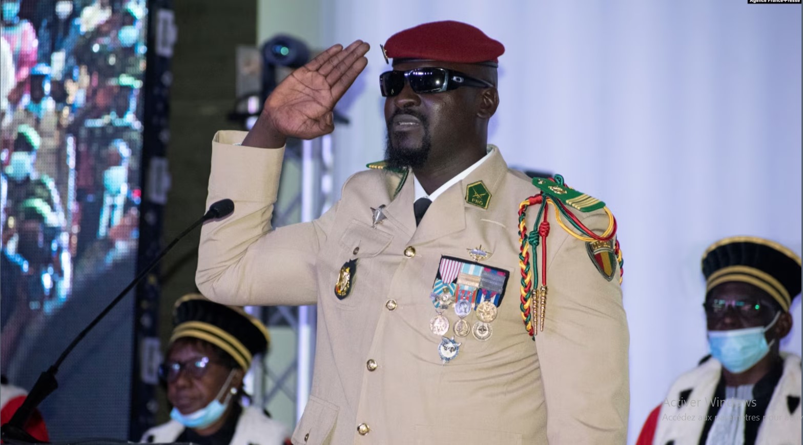 Le président de la transition guinéenne visé par une plainte en France