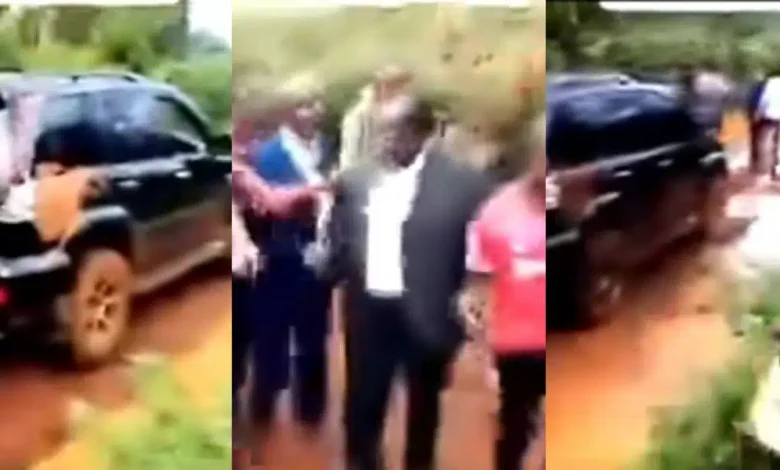 Kenya : un politicien forcé de marcher sur une route boueuse qu’il a refusé de réparer