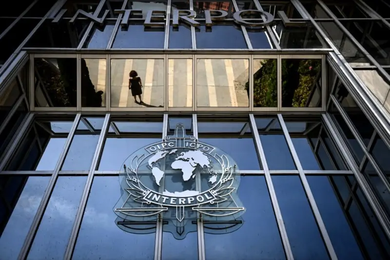 Interpol : comment les groupes criminels de l’Afrique de l’Ouest soutirent des millions de dollars à leurs victimes