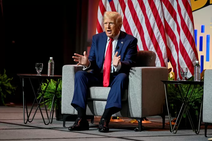 Devant des journalistes afro-américains, Donald Trump accuse Kamala Harris d’être “devenue noire”