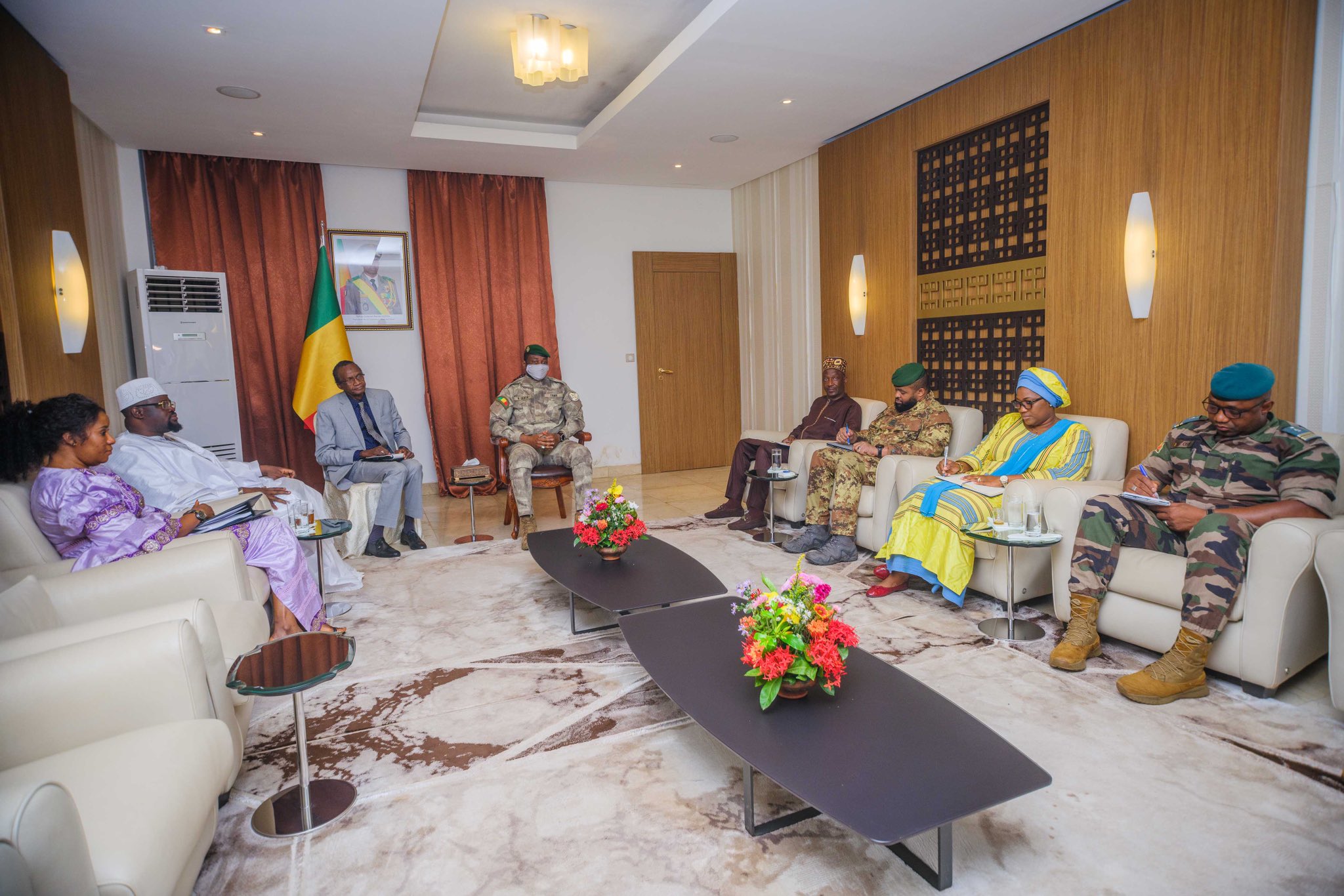 Le Président de la Transition, SE le Colonel Assimi GOITA, a reçu en audience, le vendredi 02 août 2024, M. Sheikh Almoustafa Kouyateh, envoyé spécial de Son Excellence Joseph Boakai, Président de la République du Liberia.