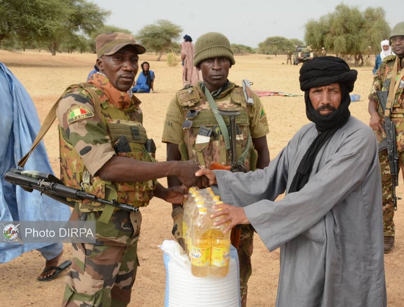 TOMBOUCTOU : Les FAMa apportent de l’aide aux populations d’Acharane