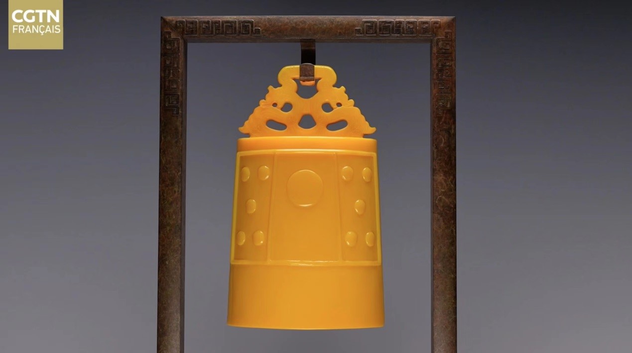 « L'Art et l'âme » : la cloche chinoise en glaçure colorée jaune impérial