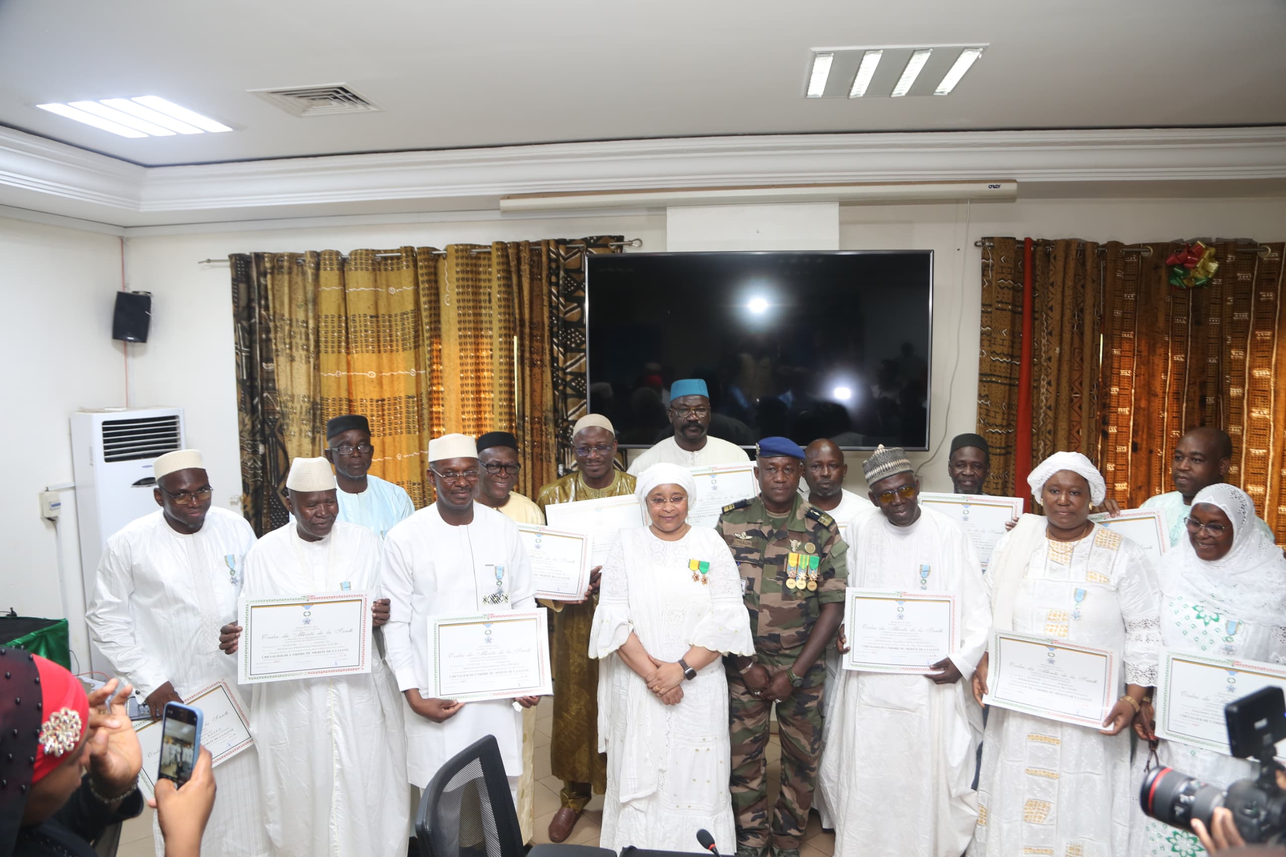 Ministère de la santé et du développement social : quinze cadres élevés au grade de Chevalier de l’Ordre du Mérite de la Santé