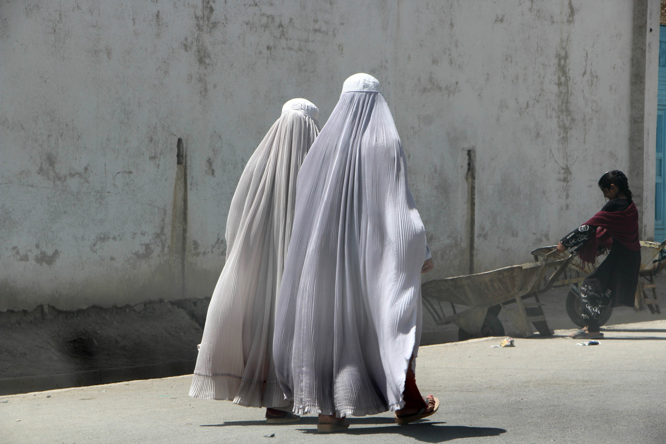Voile intégral et silence en public: les talibans durcissent encore leur contrôle sur les femmes en Afghanistan