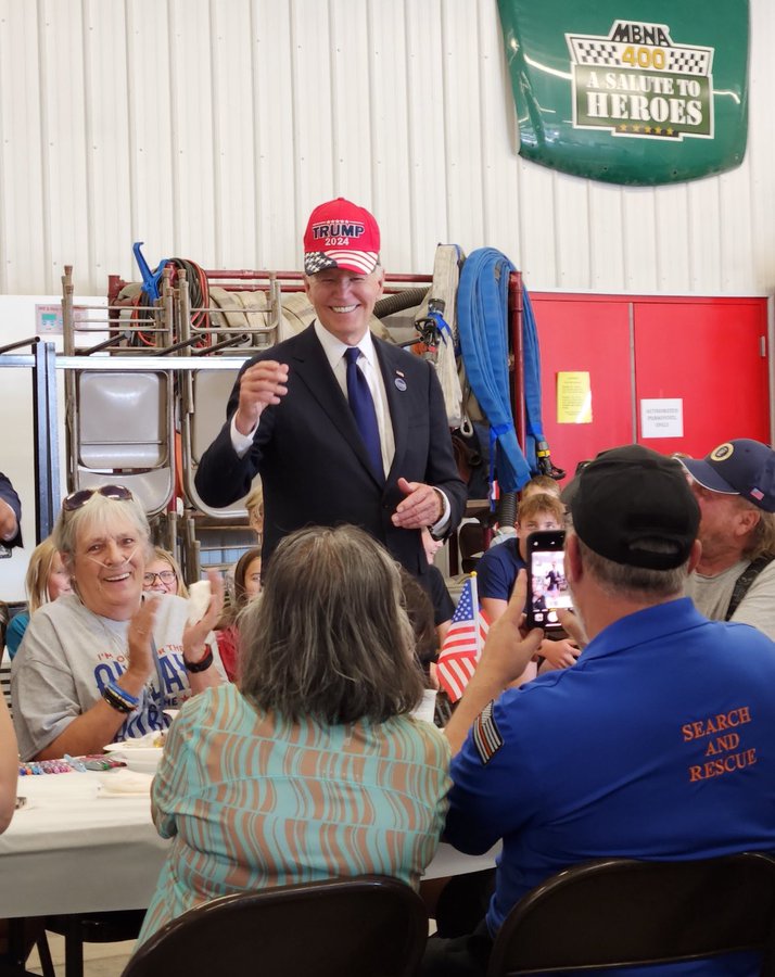 Joe Biden pose avec une casquette "Trump 2024" en pleine campagne présidentielle