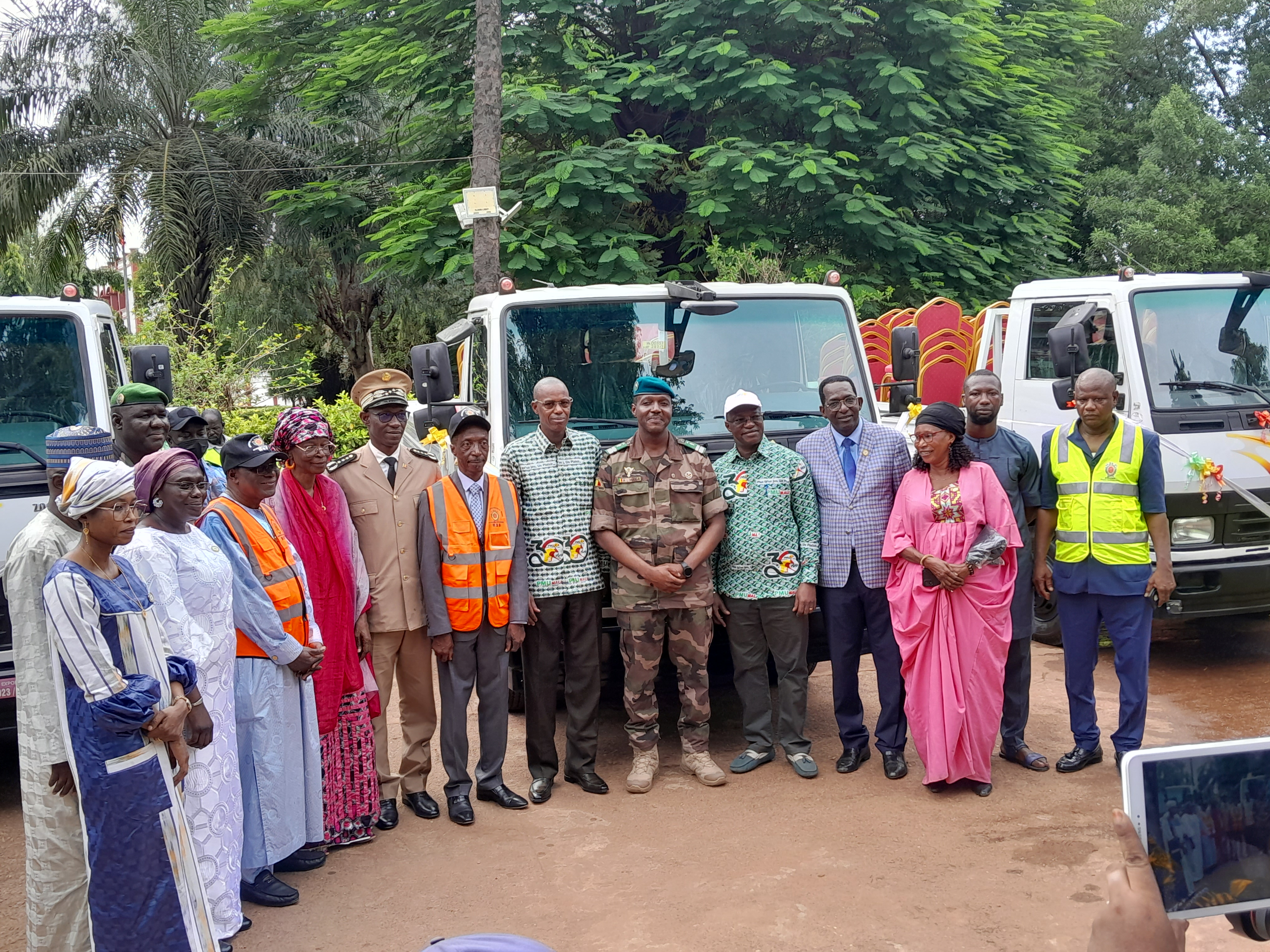 Bamako Ville Propre : PMU MALI met à la disposition de la mairie du District de Bamako trois camions.