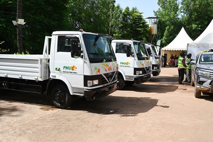 Célébration de ses 30 ans : PMU Mali offre trois camions à la mairie du district
