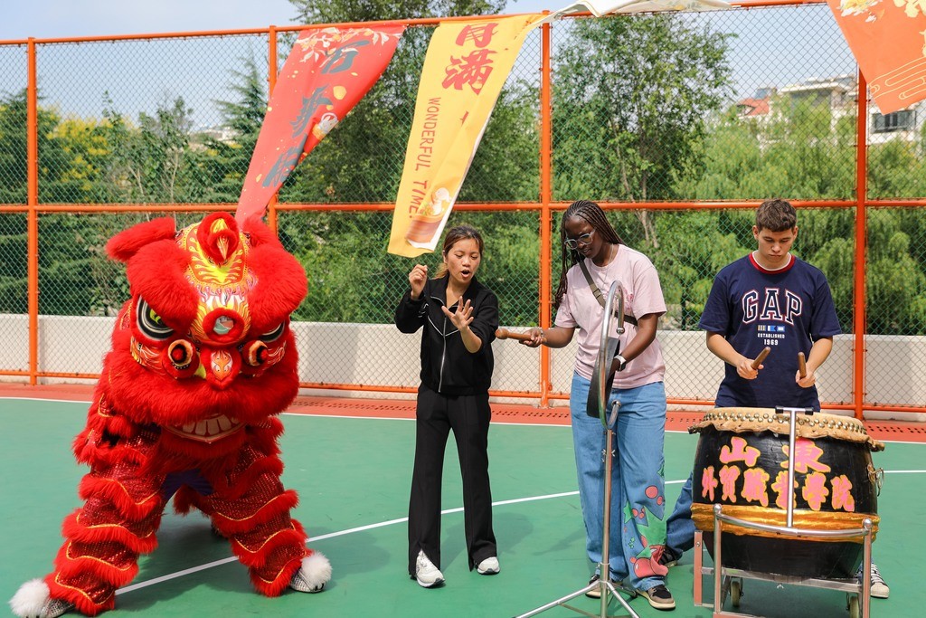 Qingdao  des étudiants étrangers font l'expérience des compétences du patrimoine culturel immatériel