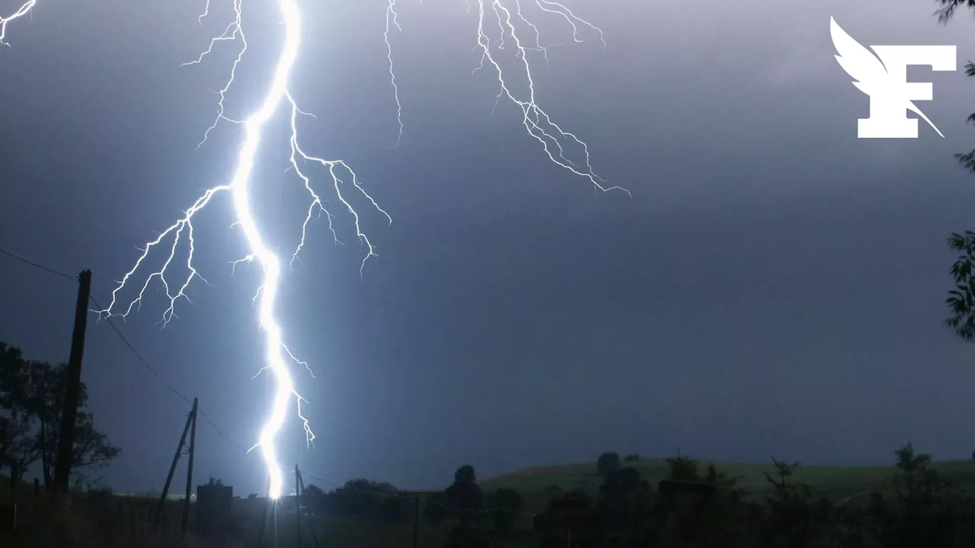 Paris : les images impressionnantes de la foudre frappant le cimetière du Montparnasse