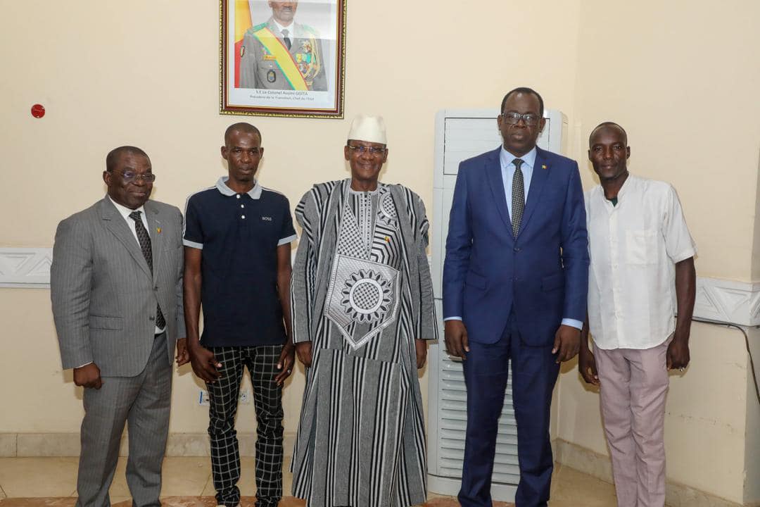 Issa Sangaré, le taximan qui a remis les passeports des joueurs du Malawi, reçu par le premier ministre 