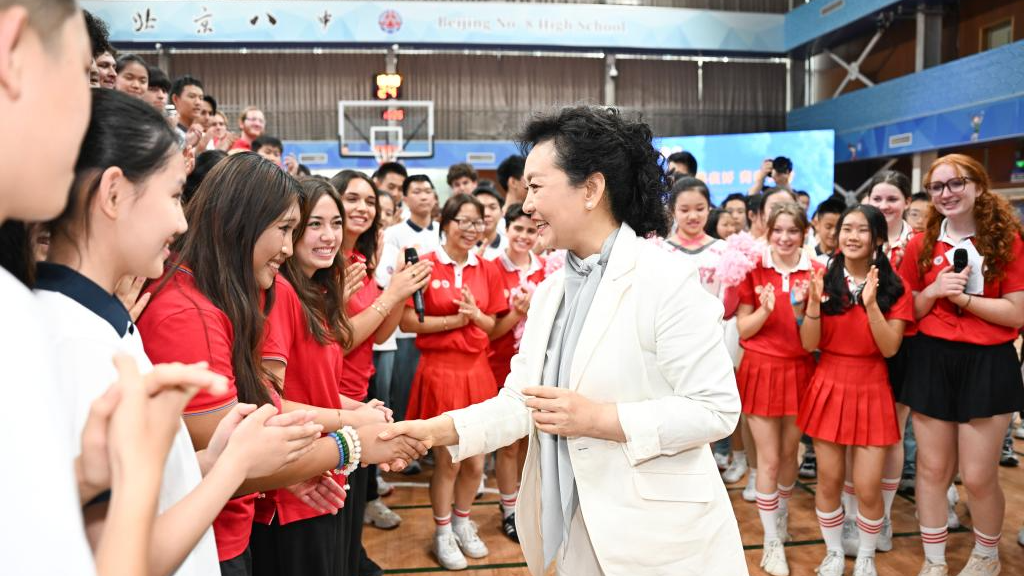 Peng Liyuan assiste à une activité d'échanges culturels et sportifs entre jeunes Chinois et Américains à Beijing