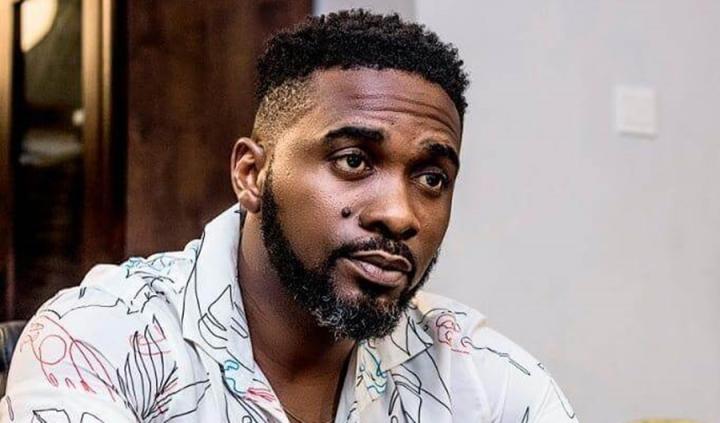 Un acteur nigérian raconte comment une femme lui a « volé » sa petite amie