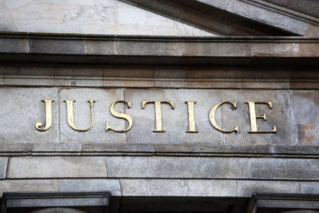 Paris : un ex-magistrat, qui proposait à des internautes de violer sa fille de 13 ans, condamné à de la prison avec sursis probatoire