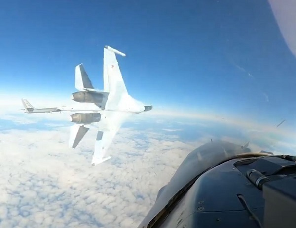 Un Su-35 Flanker russe a failli entrer en collision avec un avion de chasse américain au large de l’Alaska