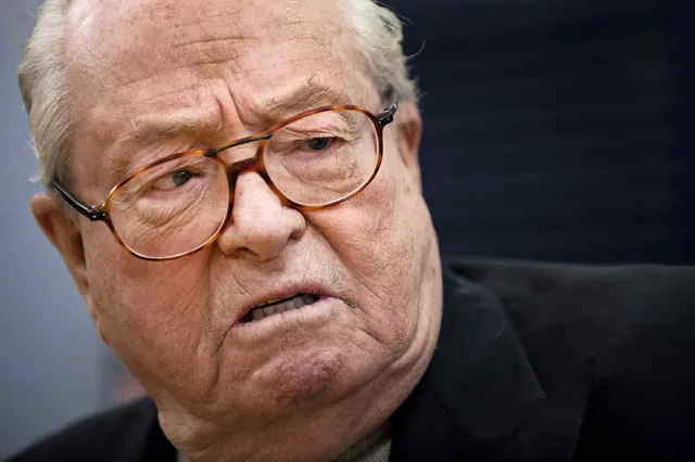 France : Jean-Marie Le Pen a été filmé en train de chanter avec un groupe de rock proche de la sphère néonazie, Marine Le Pen dépose plainte