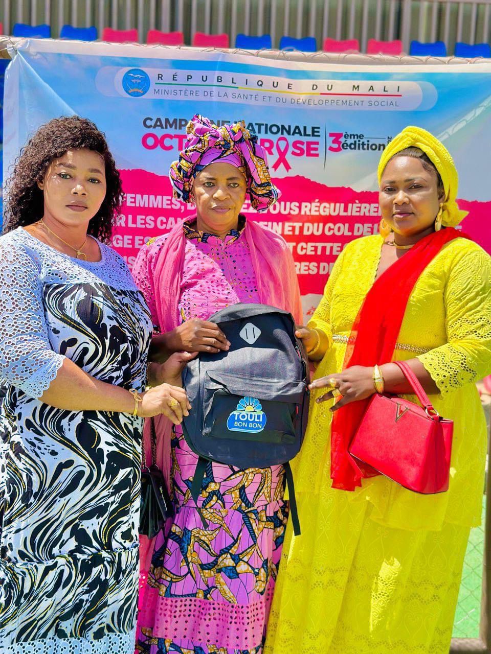 Touly’S Groupe offre des kits scolaires aux enfants de personnes atteintes de cancer du sein et du col de l'utérus.