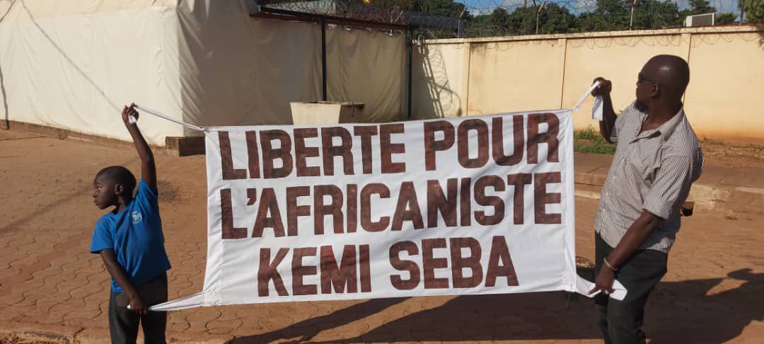 Un piquet de grève organisé devant l’ambassade de France au Mali contre la détention de Kémi Séba