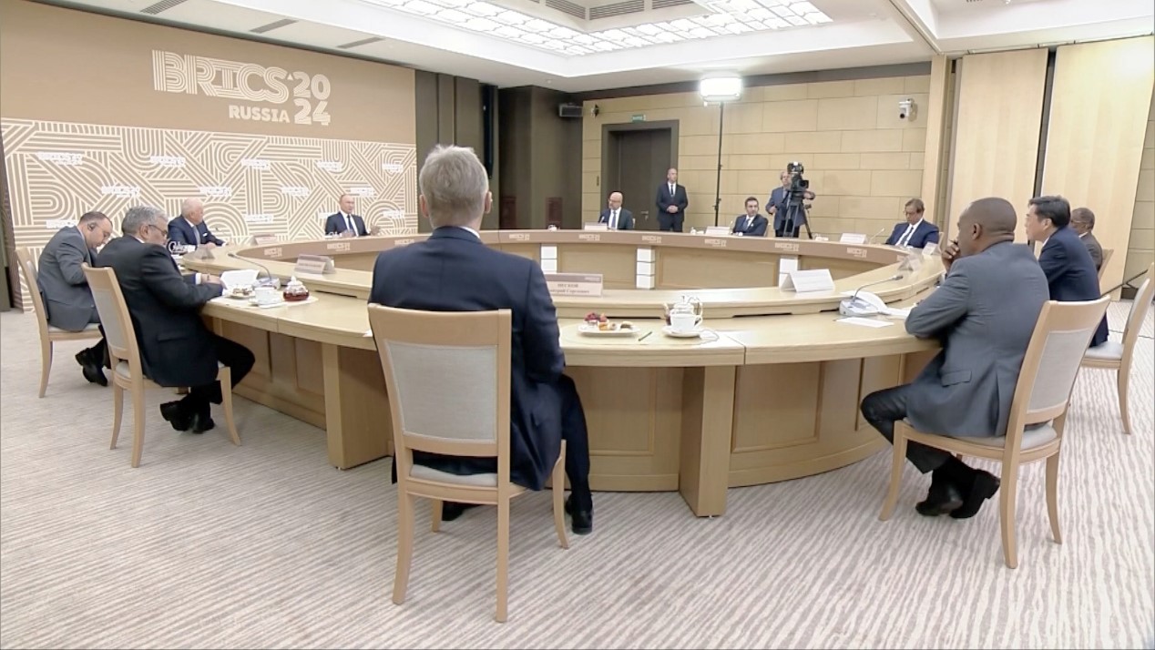 Table ronde : le président russe face aux représentants des médias des BRICS