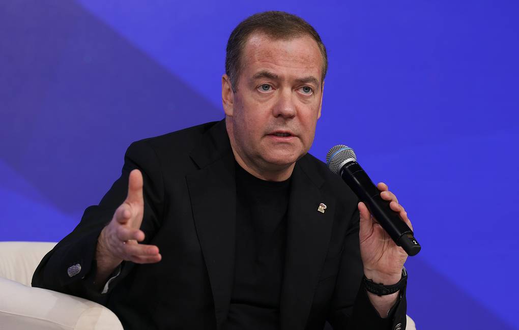 Medvedev doute que Trump ait menacé Poutine de frapper Moscou