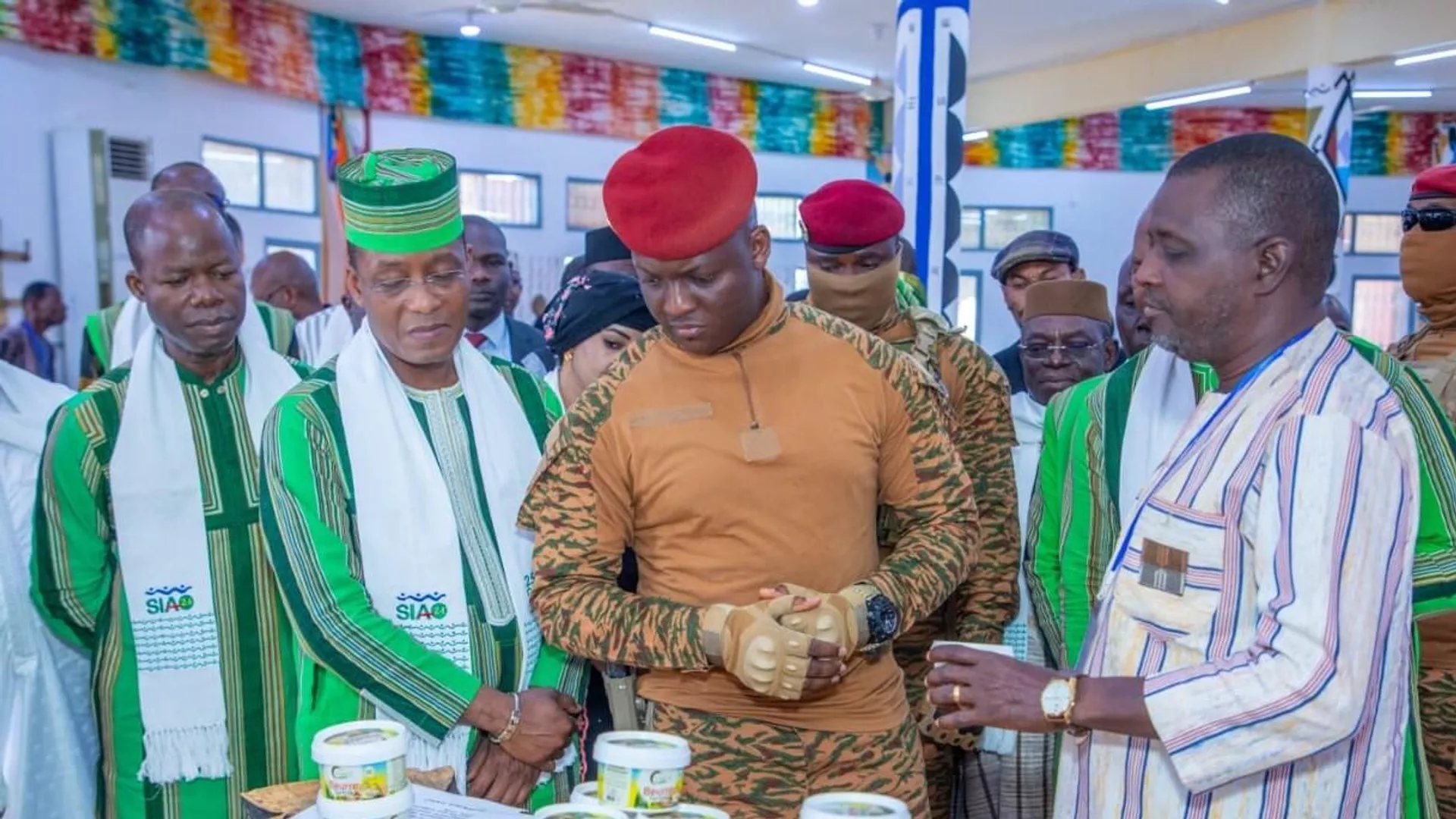 Le Président du Faso découvre le beurre à tartiner à base de karité, un produit 100% burkinabè