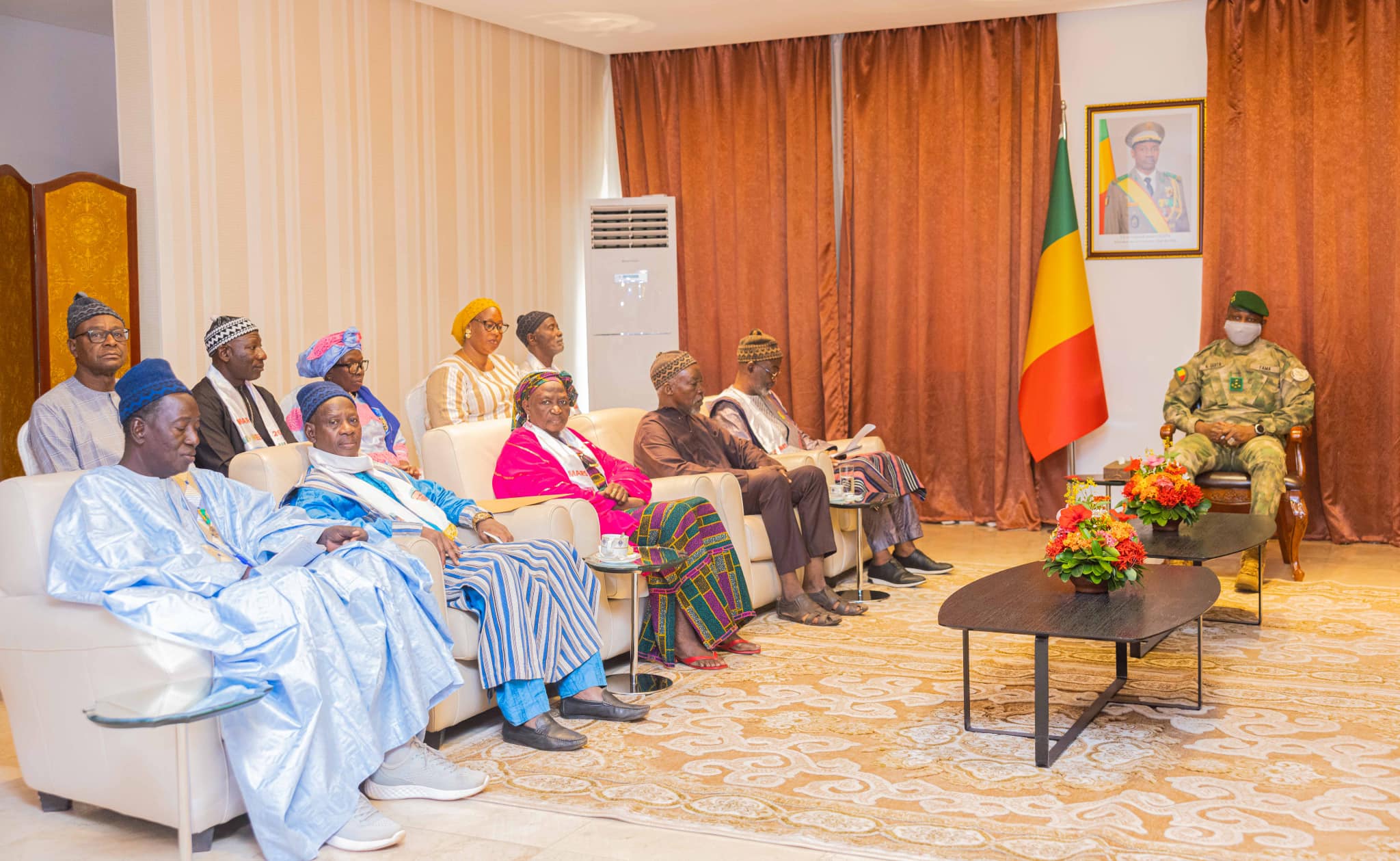 Le Président Assimi GOÏTA accorde une audience à l’Amicale des anciens militants de l’Union nationale des élèves et étudiants du Mali (AMSUNEEM)