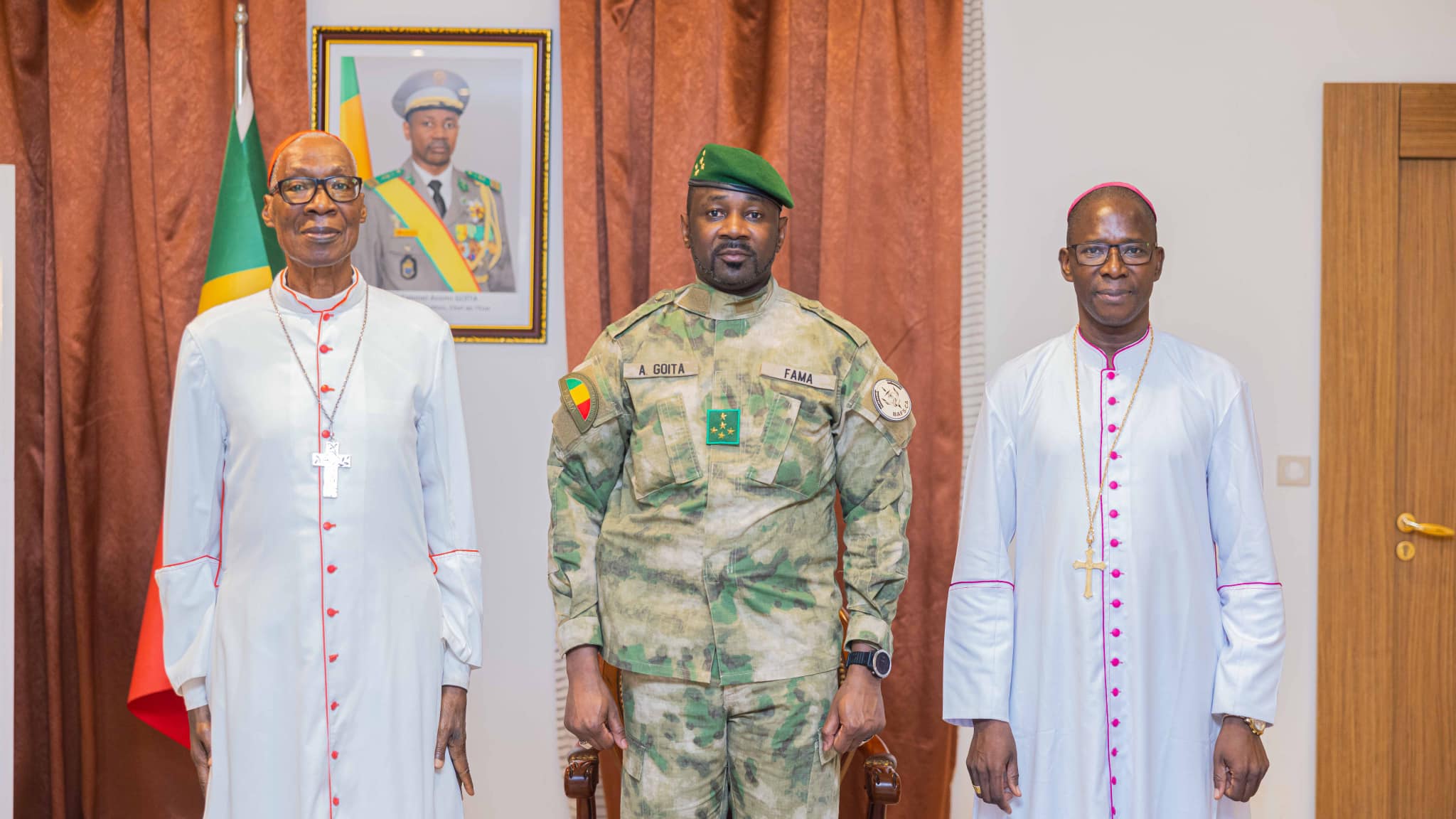 Koulouba/Le Président de la Transition reçoit le nouvel Archevêque de Bamako pour une rencontre de prise de contact