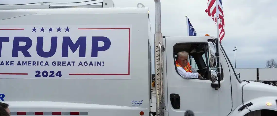 Donald Trump se met en scène à bord d’un camion-poubelle pour exploiter une gaffe de Joe Biden