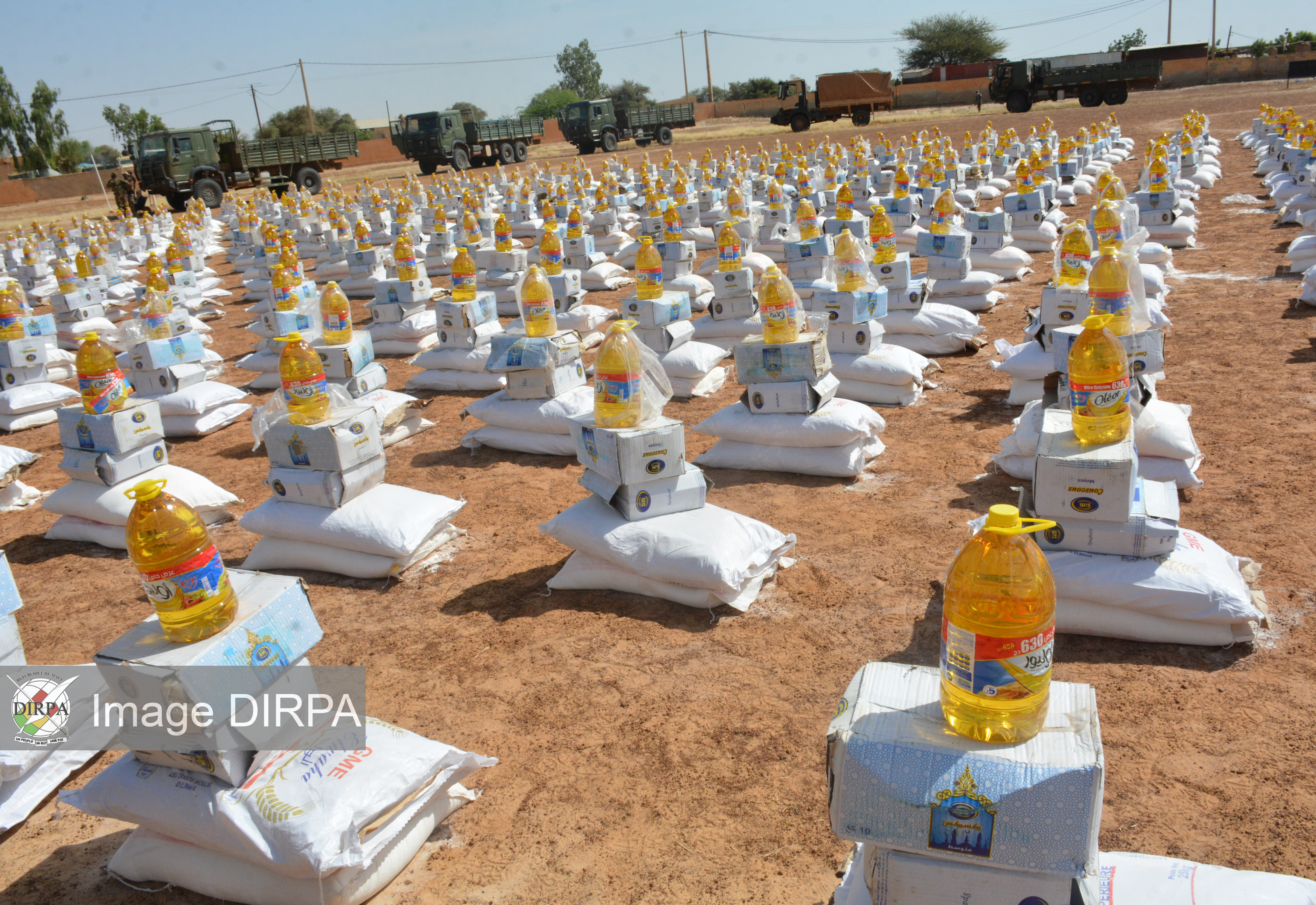 Goundam : les FAMa offrent des vivres à 500 familles déplacées, à la population de Goundam et des consultations médicales gratuites.