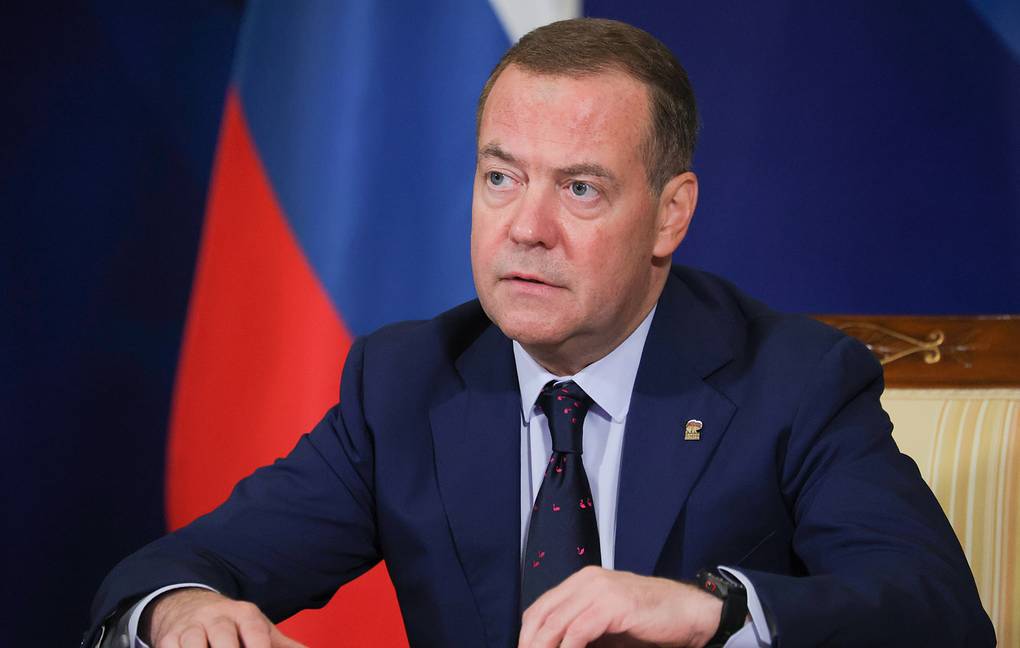 Medvedev met en garde le prochain président américain contre toute tentative de jeter de l'huile sur le feu en Ukraine