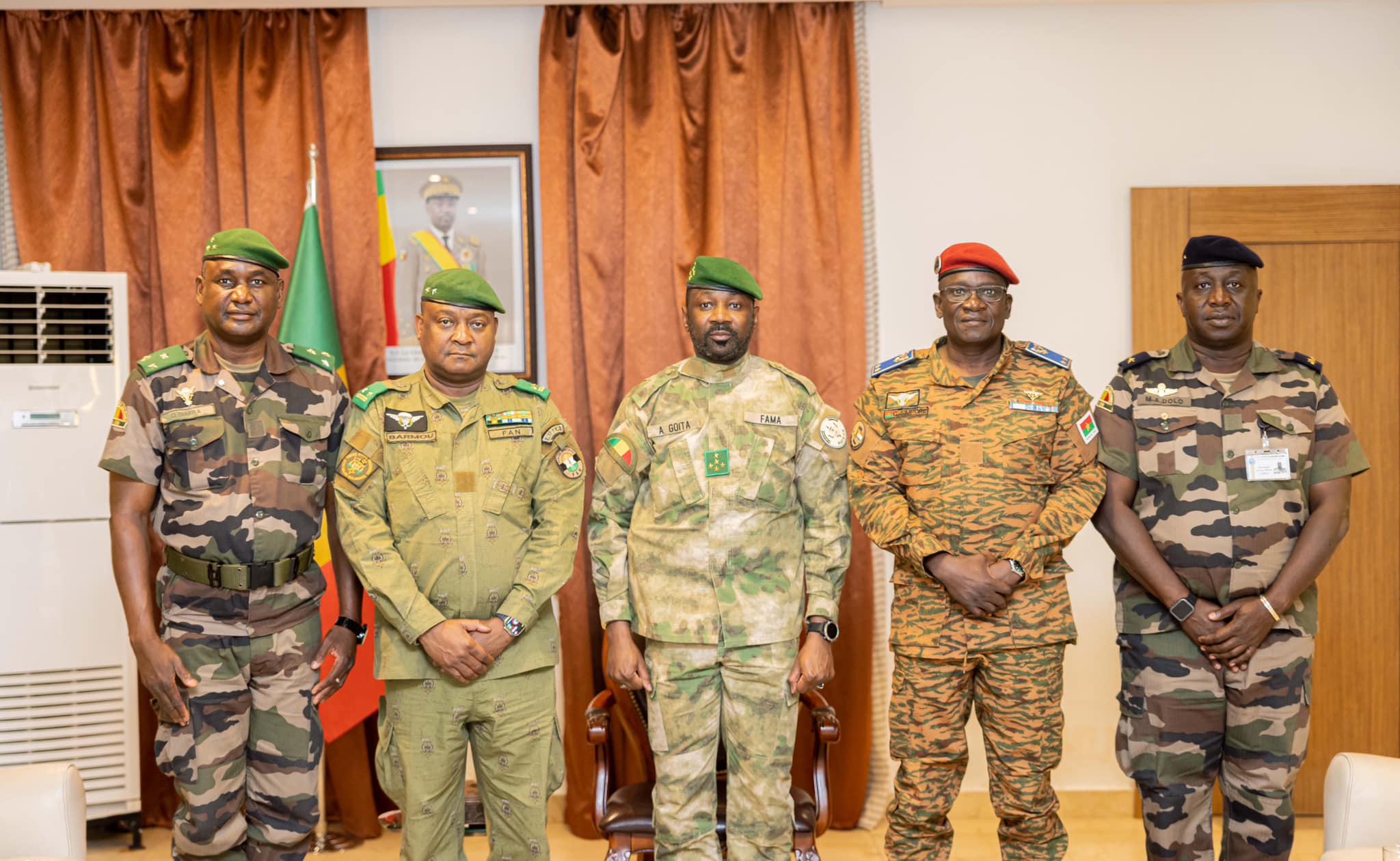 Le Président de la Transition reçoit les Chefs d’État-Major Général des pays membres de l’Alliance des États du Sahel (AES)