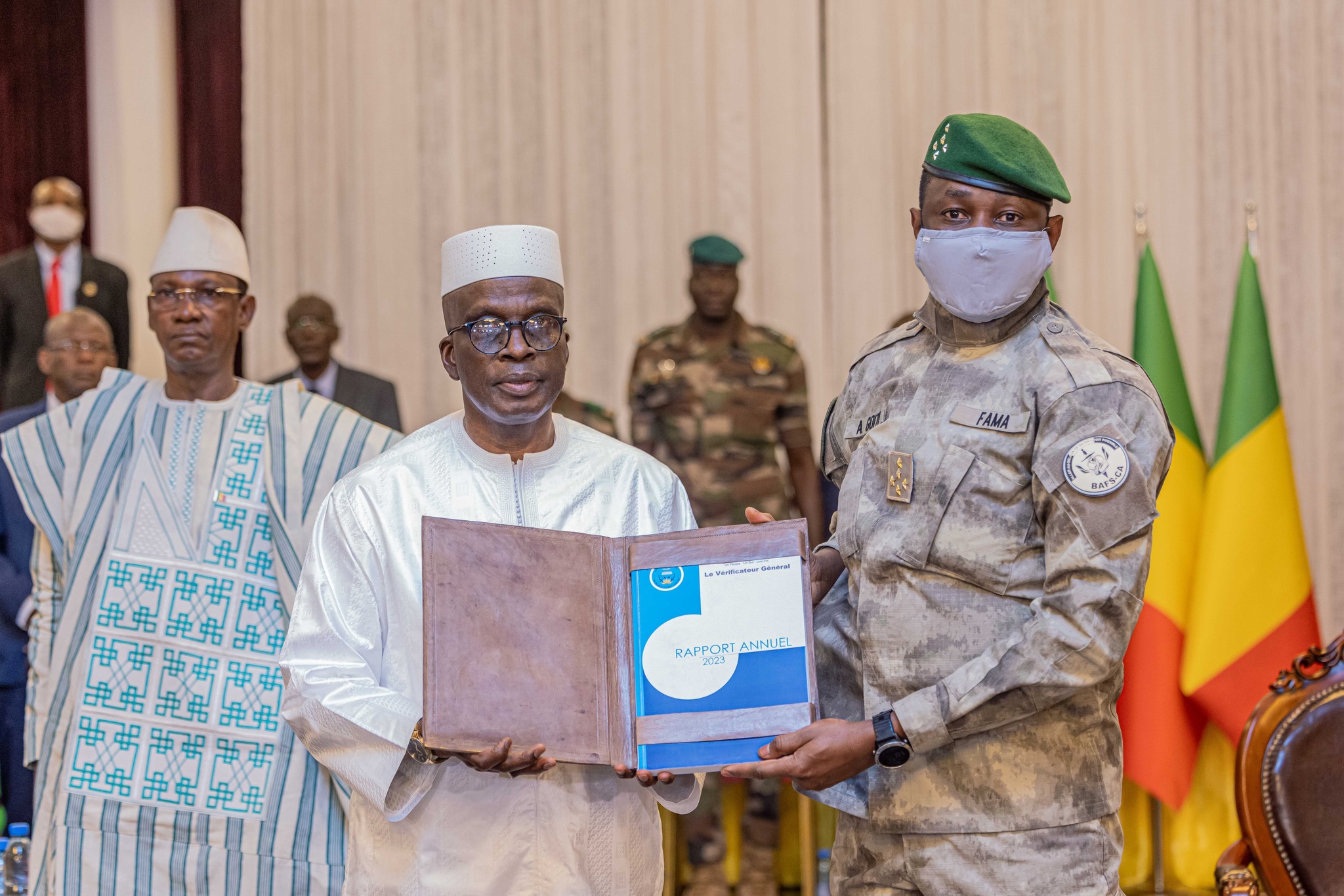 Remise du rapport annuel du Bureau du Vérificateur Général au Président de la Transition