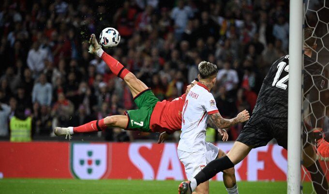 A 90 buts de son 1000e / Cristiano Ronaldo marque un but… acrobatique