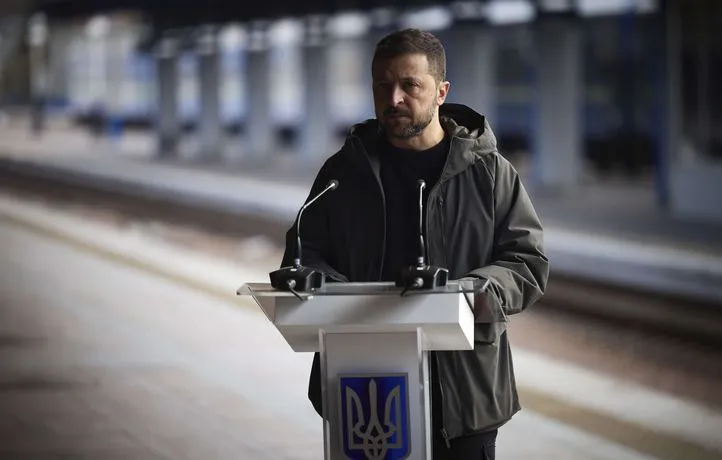 Guerre en Ukraine : Zelensky dit vouloir la fin de la guerre en 2025 par « des moyens diplomatiques »