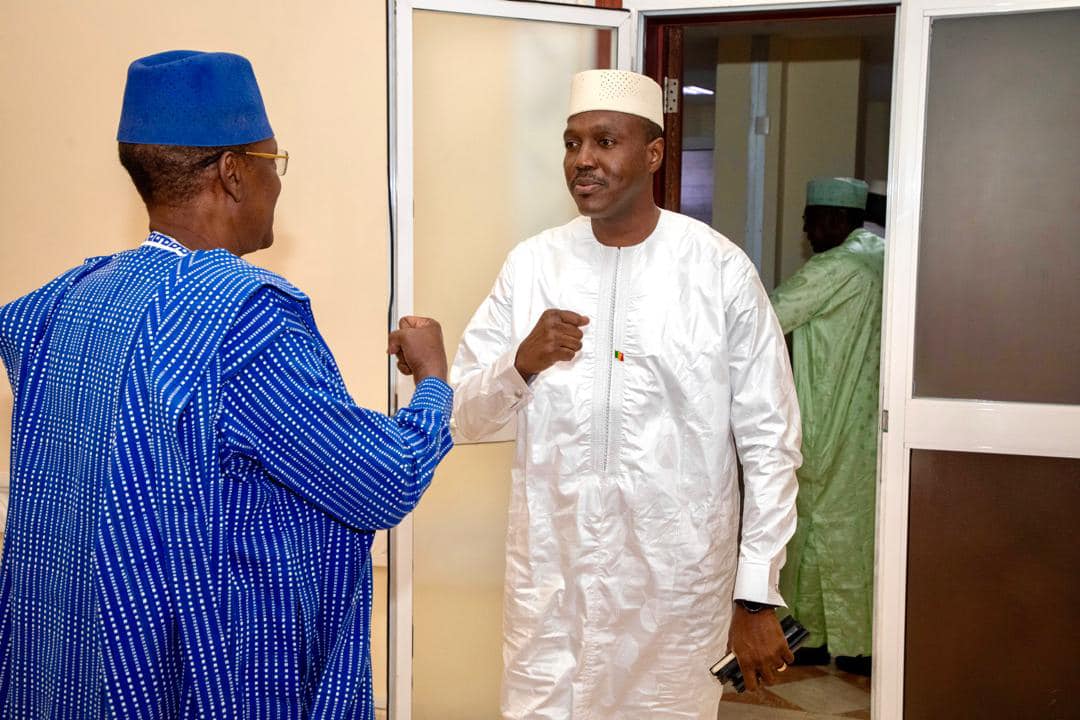 Passation à la Primature:  Les ‘’fausses’’ accolades des deux Maïga