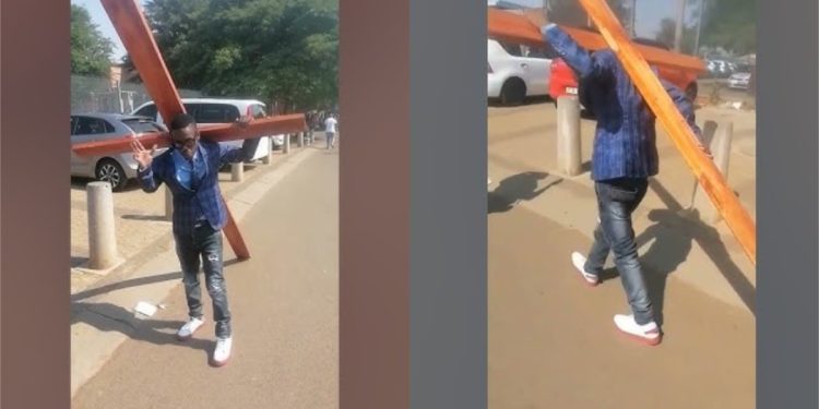 Zimbabwe : un pasteur porte une grande croix alors qu’il se rend au tribunal pour son procès