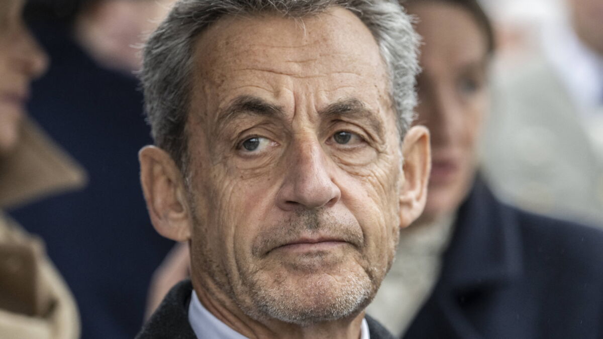 "Vous n'avez pas honte ?" : Nicolas Sarkozy violemment pris à partie par un enseignant lors d'une séance de dédicaces