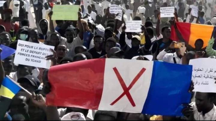 Tchad : Manifestation pour le départ des troupes françaises à N'Djamena