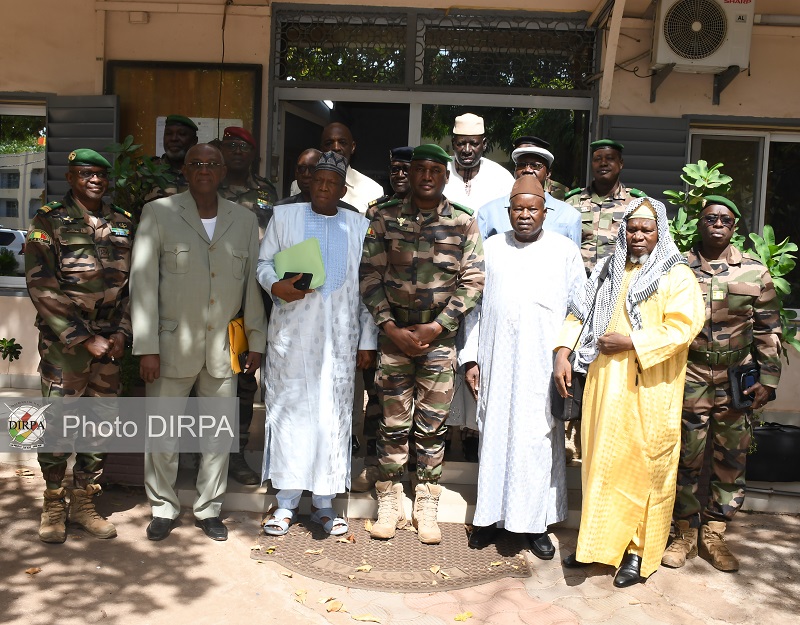 EMGA : le Chef d’Etat-major Général des Armées échange avec les officiers généraux et supérieurs à la retraite