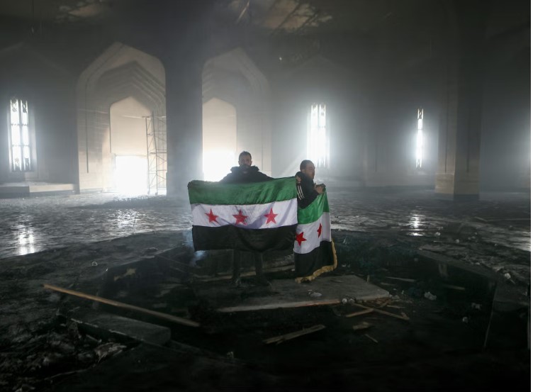 Syrie : le tombeau de l'ancien président Hafez al-Assad incendié par des combattants rebelles