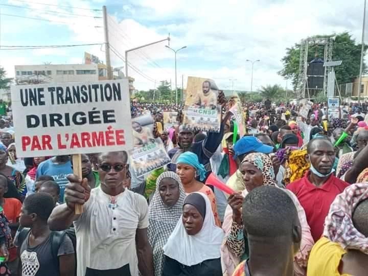 Transition au Mali : La foule réclame les militaires