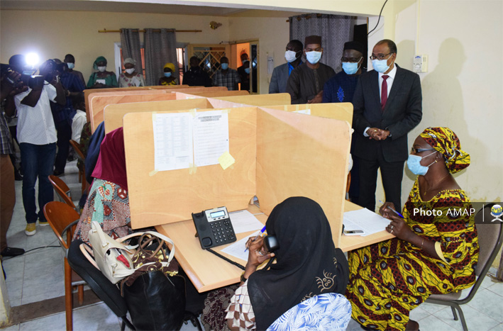 Lutte contre la Covid-19 : Le ministre Sidibé au centre d’appel