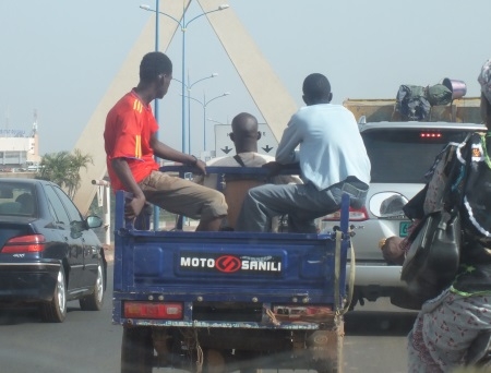 Vignettes pour motos tricycles : et le grand perdant est…l’État malien !