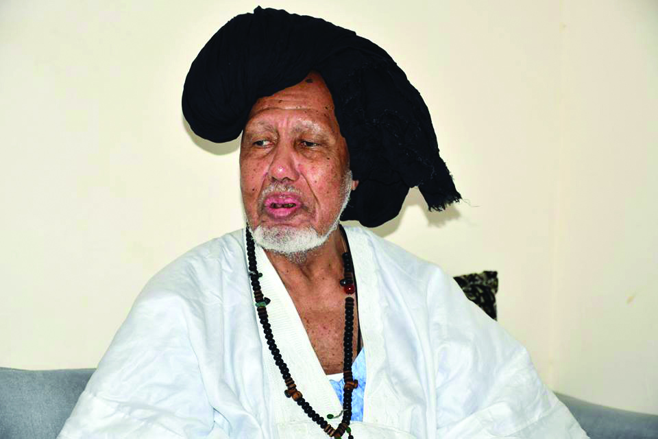 Trésors Humains Vivants de la République du Mali : Le chérif Mohamed Ould Cheickné Hamahoula dit Bouyé reçoit sa distinction, des mains du Premier ministre, à Nioro du Sahel