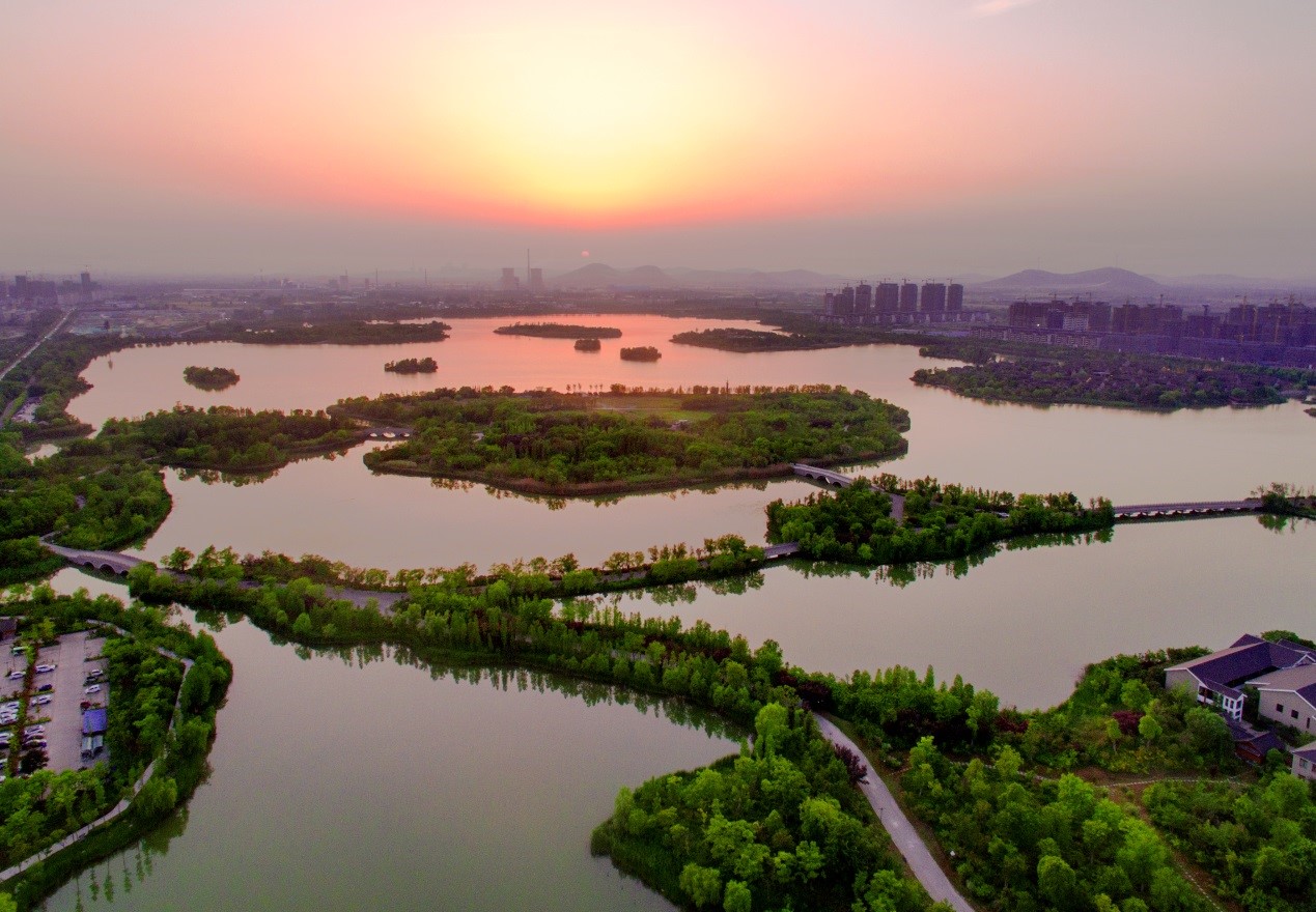 Les eaux limpides et les montagnes verdoyantes sont une source de richesse