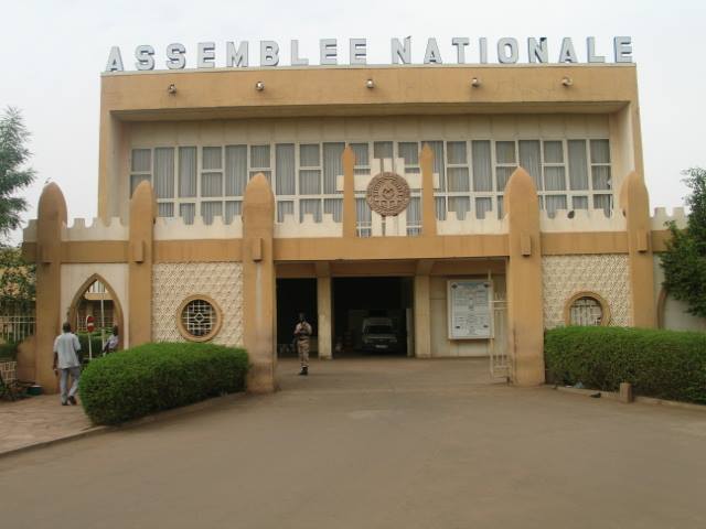 Rush de parlementaires déchus: l’Etat assigné en justice pour des indemnités