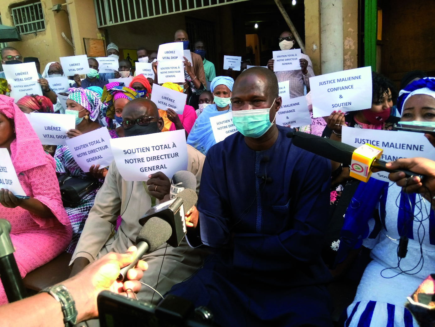 Sit-in devant le siège de PMU-Mali à Bamako : Le Personnel exige la libération de son directeur général Vital Robert DIOP